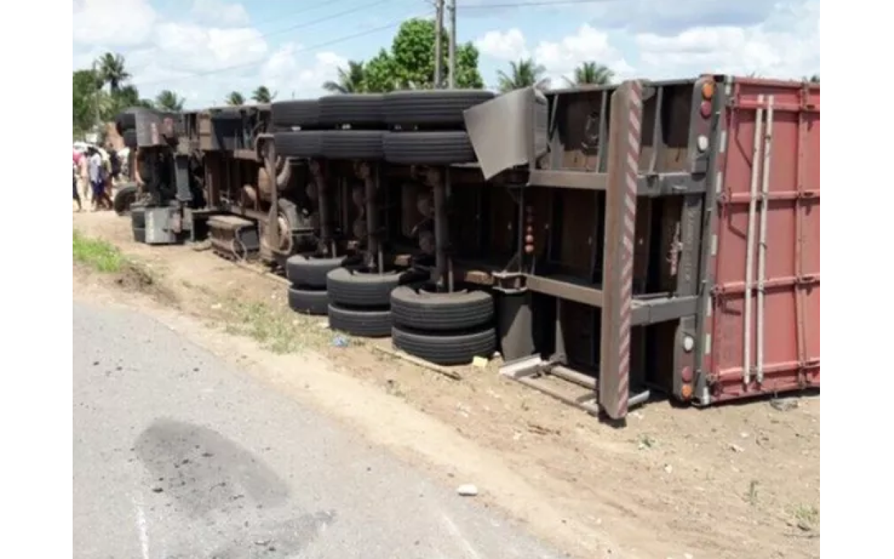 Caminhoneiro da Região da Cebola morre após caminhão tombar na BR-101 em Sergipe 