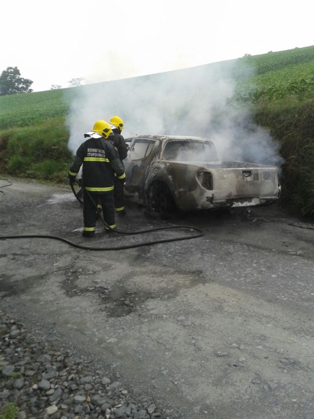 Caminhoneta é destruída pelo fogo no interior Ituporanga