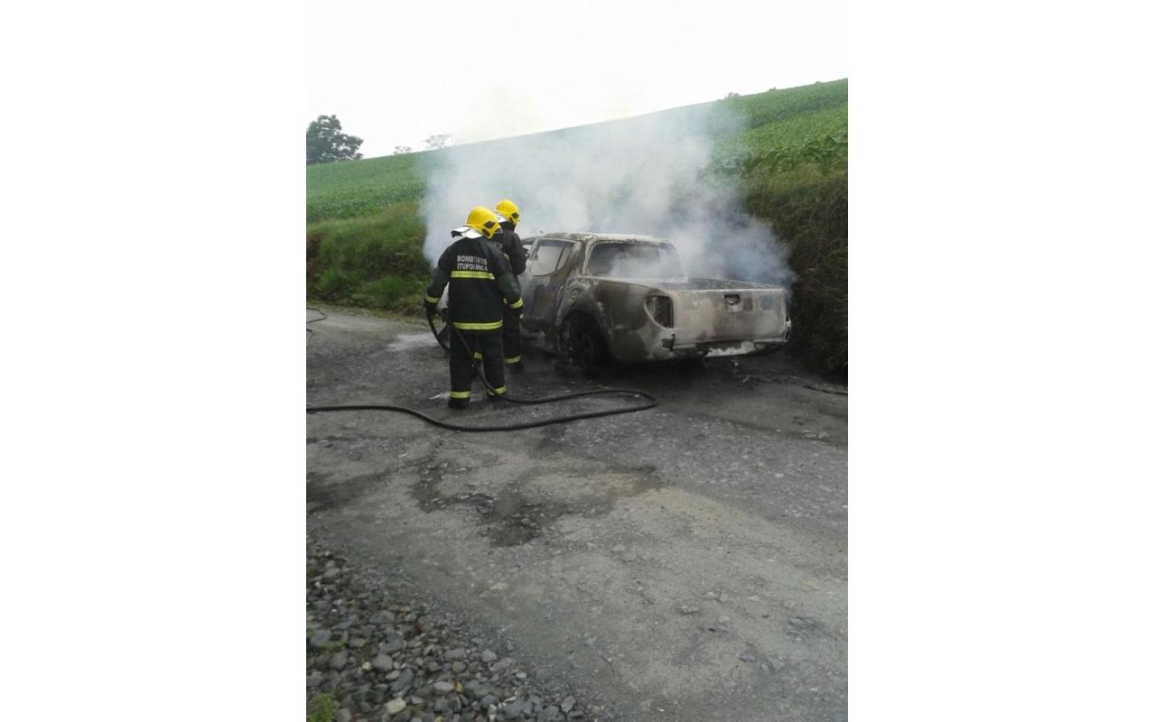 Caminhoneta é destruída pelo fogo no interior Ituporanga