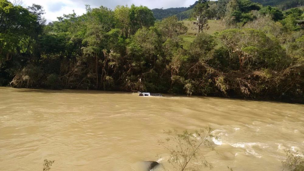 Caminhonete é encontrada dentro do rio em Alfredo Wagner  