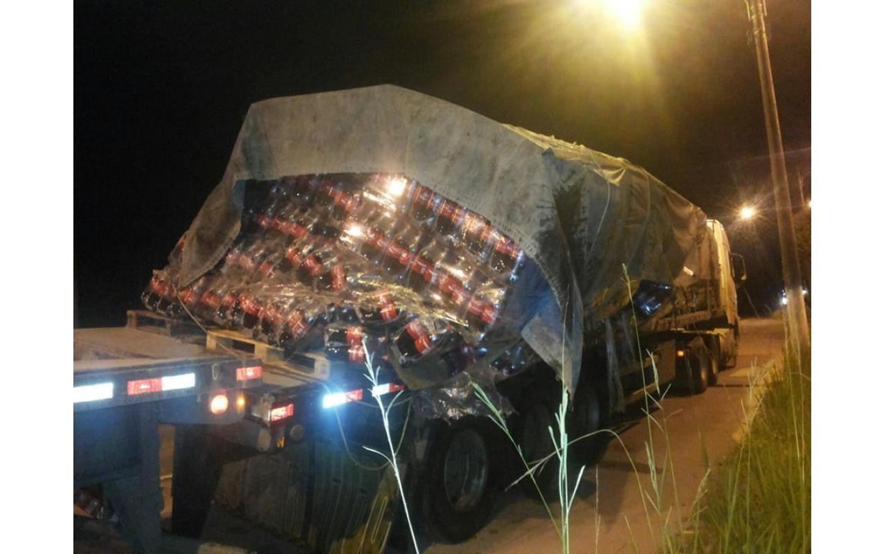 Carga de caminhão solta na BR 470, em Rio do Sul