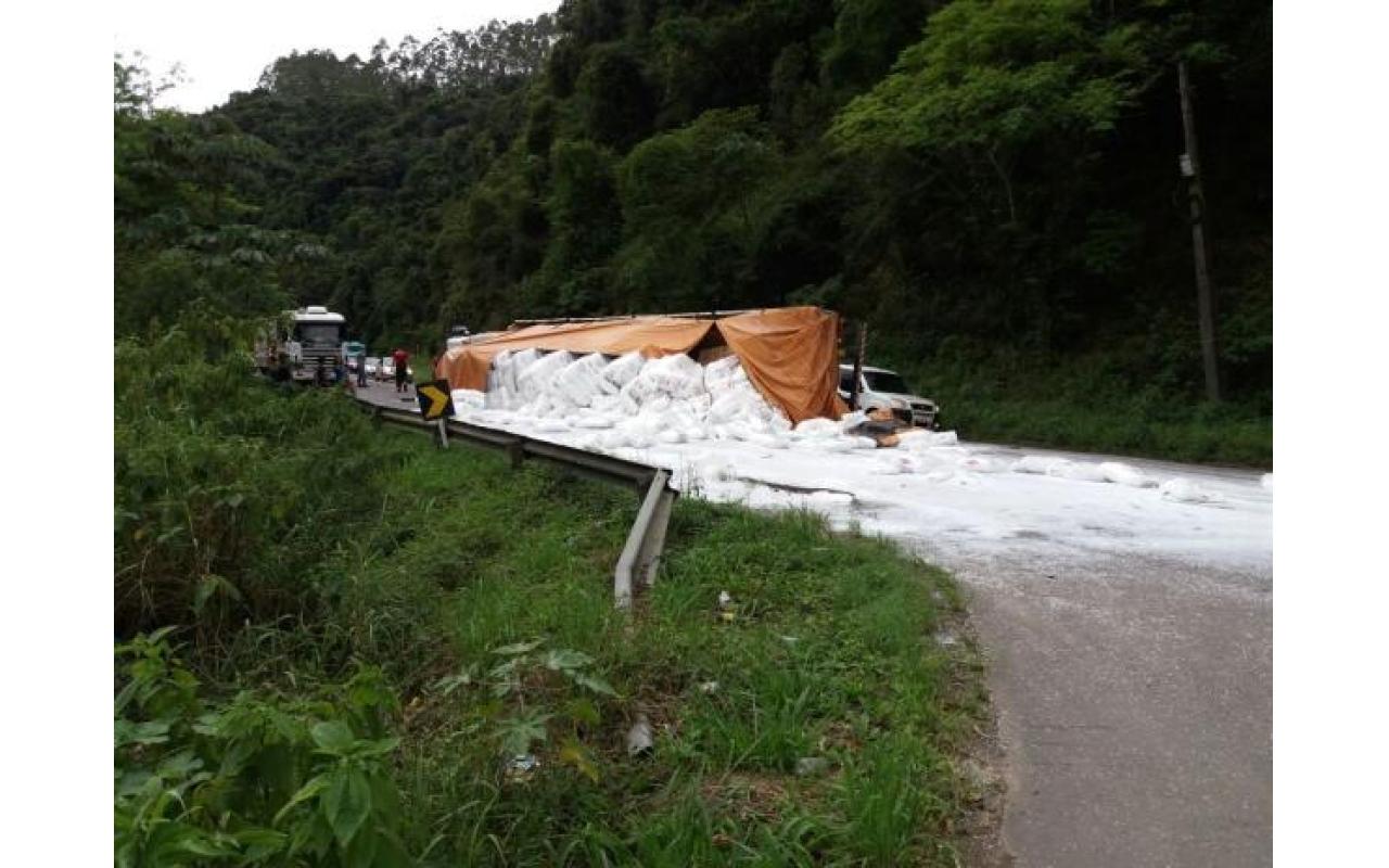 Carreta tomba e bloqueia a BR-470 em Ibirama, no Alto Vale do Itajaí