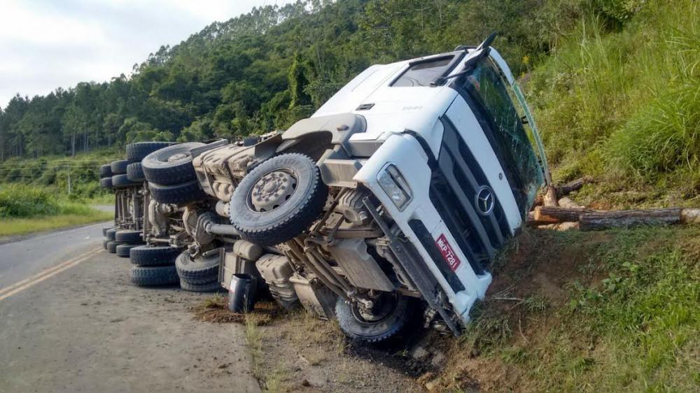 Carreta tomba e uma pessoa fica ferida em Presidente Getúlio