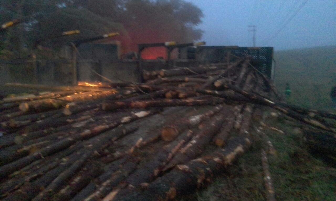 Carreta tomba na SC-110 em Ituporanga