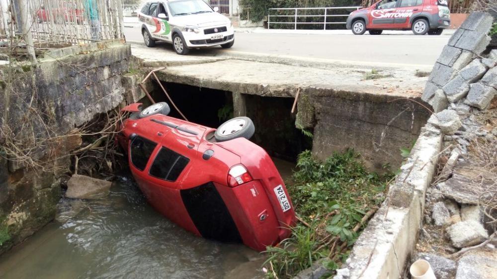 Carro cai em córrego no centro de Ituporanga  