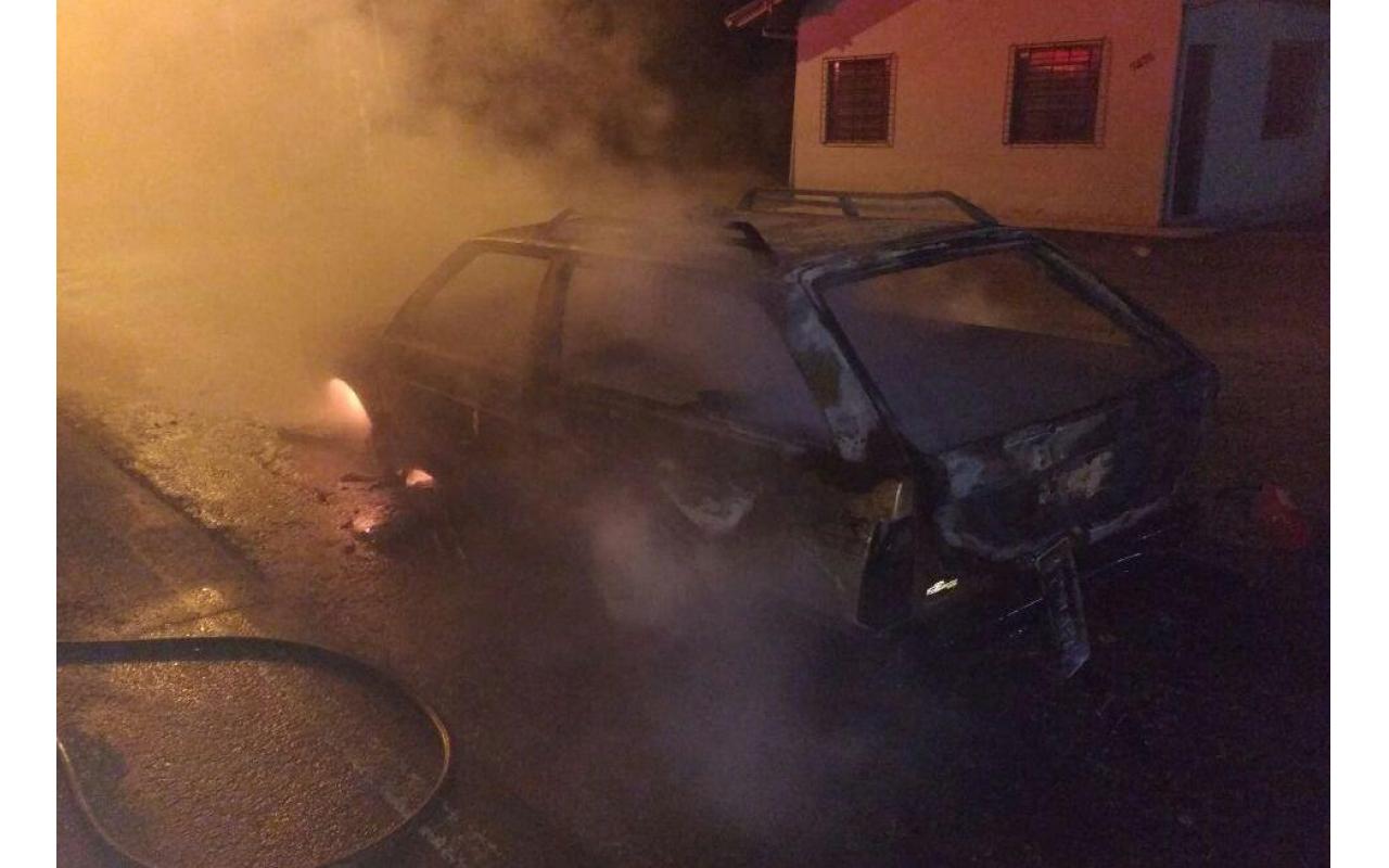 Carro é destruído pelo fogo em Ituporanga