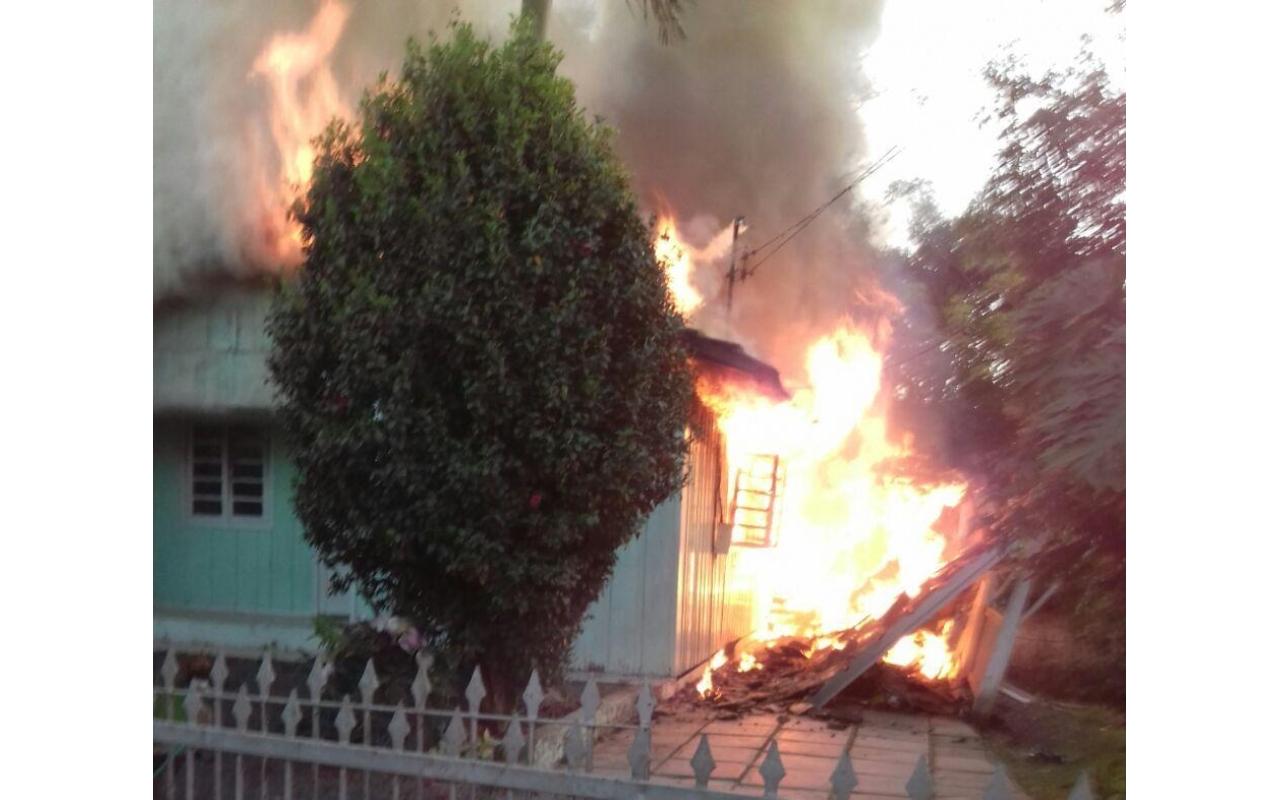 Casa é destruída pelo fogo em Ituporanga 