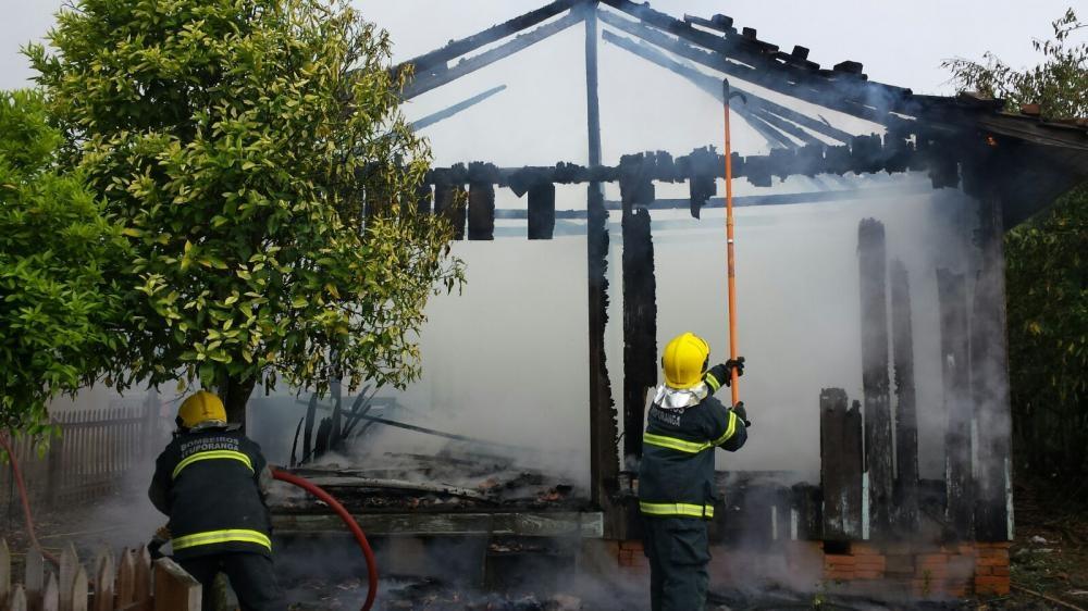 Casa é destruída pelo fogo em Petrolândia