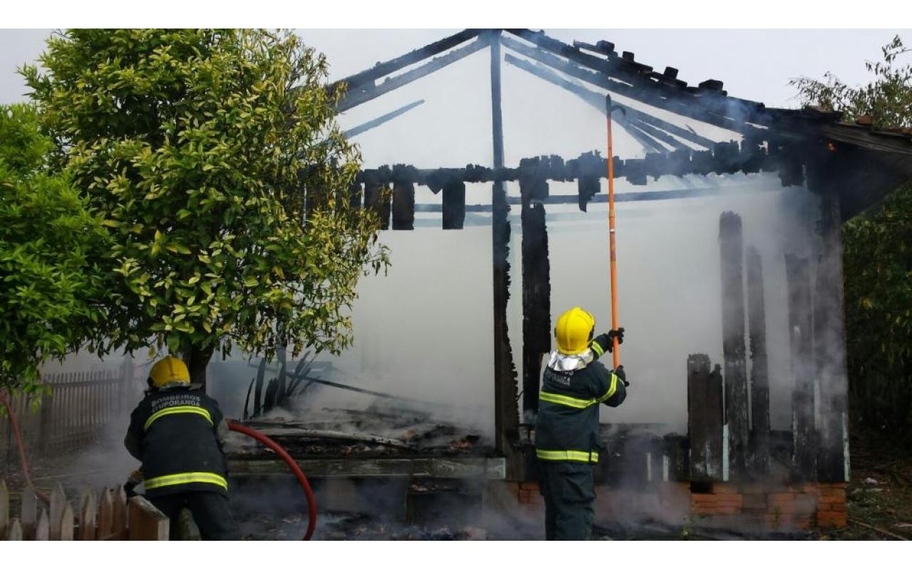 Casa é destruída pelo fogo em Petrolândia