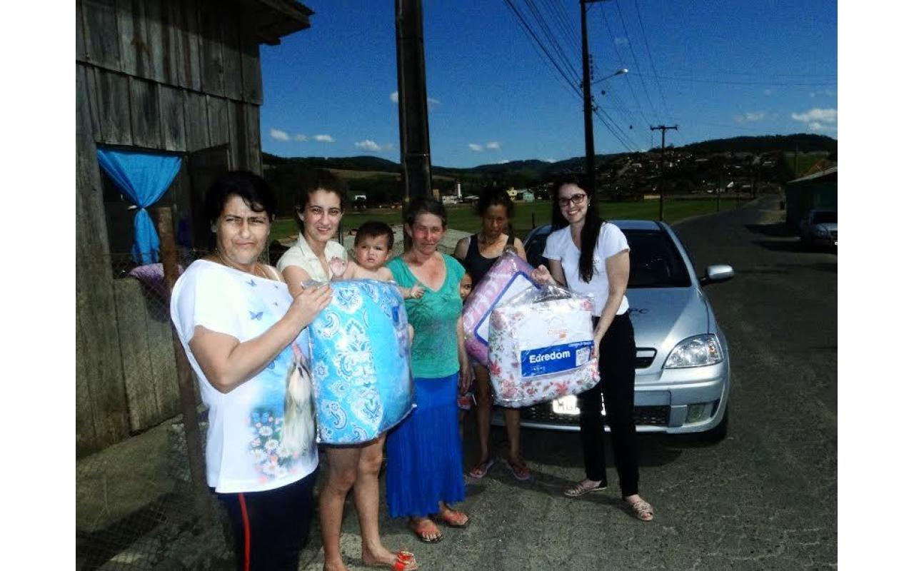 CDL Rio do Sul realiza a entrega de edredons  para vítimas das enchentes