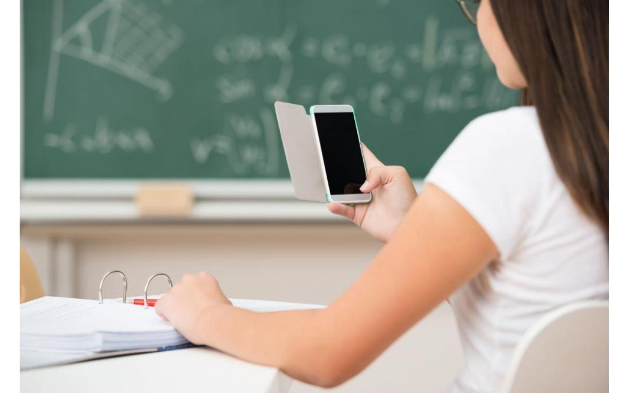 Celular na sala de aula: professores devem proibir ou tentar envolver os alunos utilizando as tecnologias?