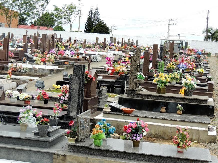 Cemitério Municipal de Ituporanga passa por limpeza e manutenção para a semana de finados