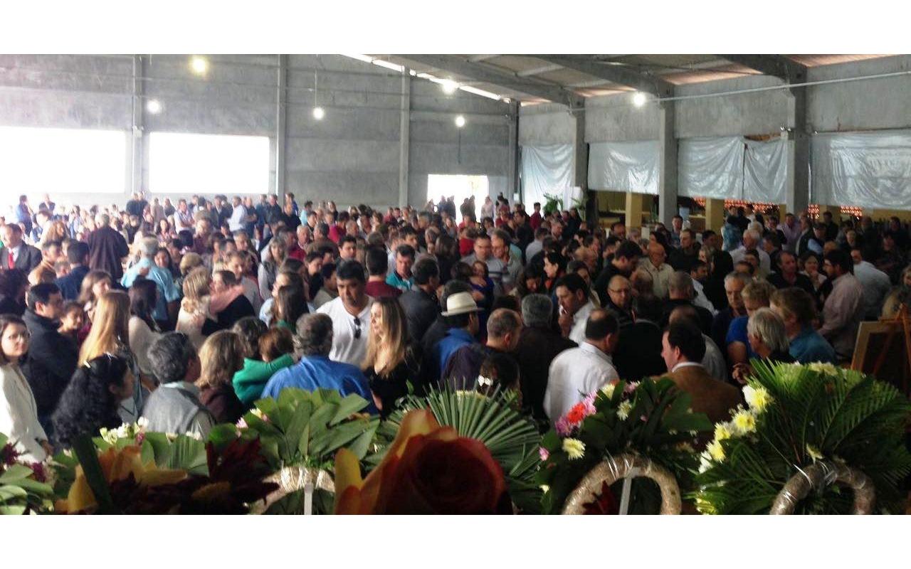 Centenas de pessoas participaram da cerimônia de despedida do ex-prefeito de Aurora Vilmar Zandonai