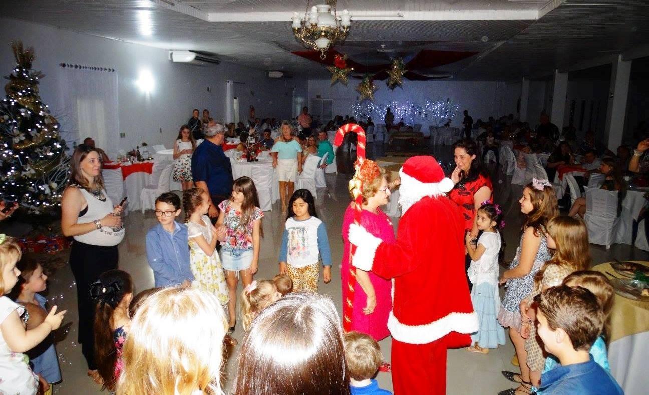 Cerca de 200 pessoas participam de Jantar de Natal da CDL de Ituporanga 