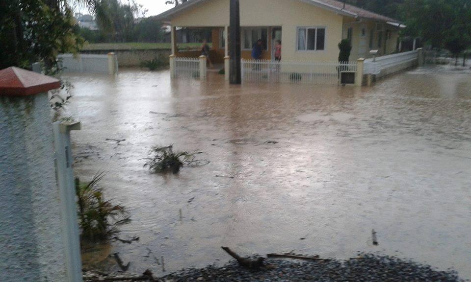 Chuva forte causa alagamentos em Imbuia