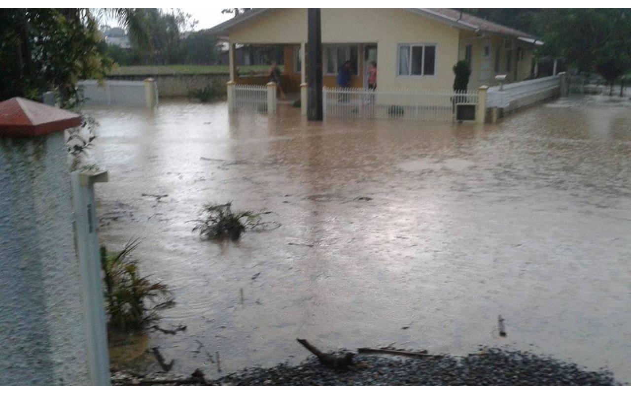 Chuva forte causa alagamentos em Imbuia