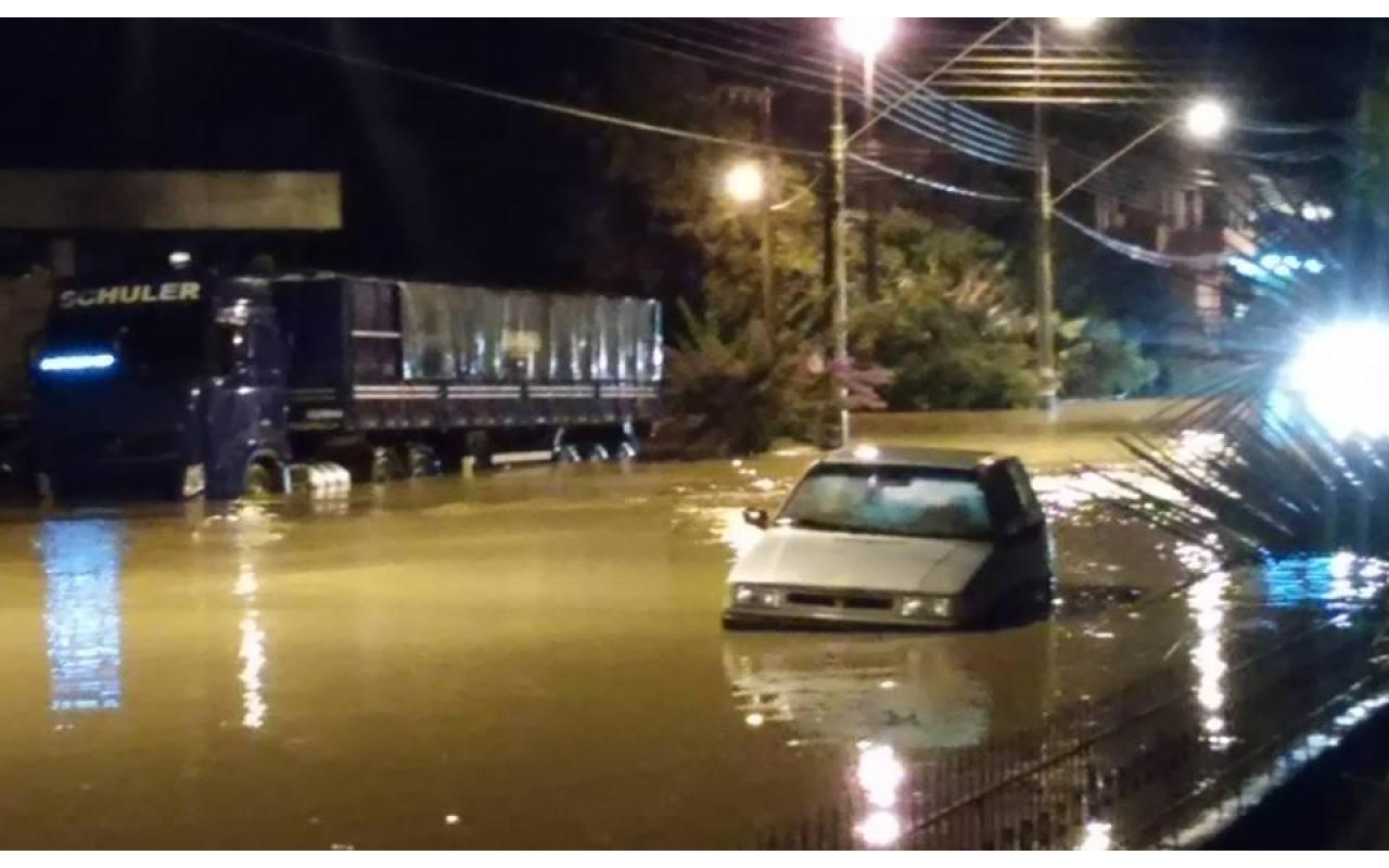 Chuva forte causa alagamentos em Imbuia