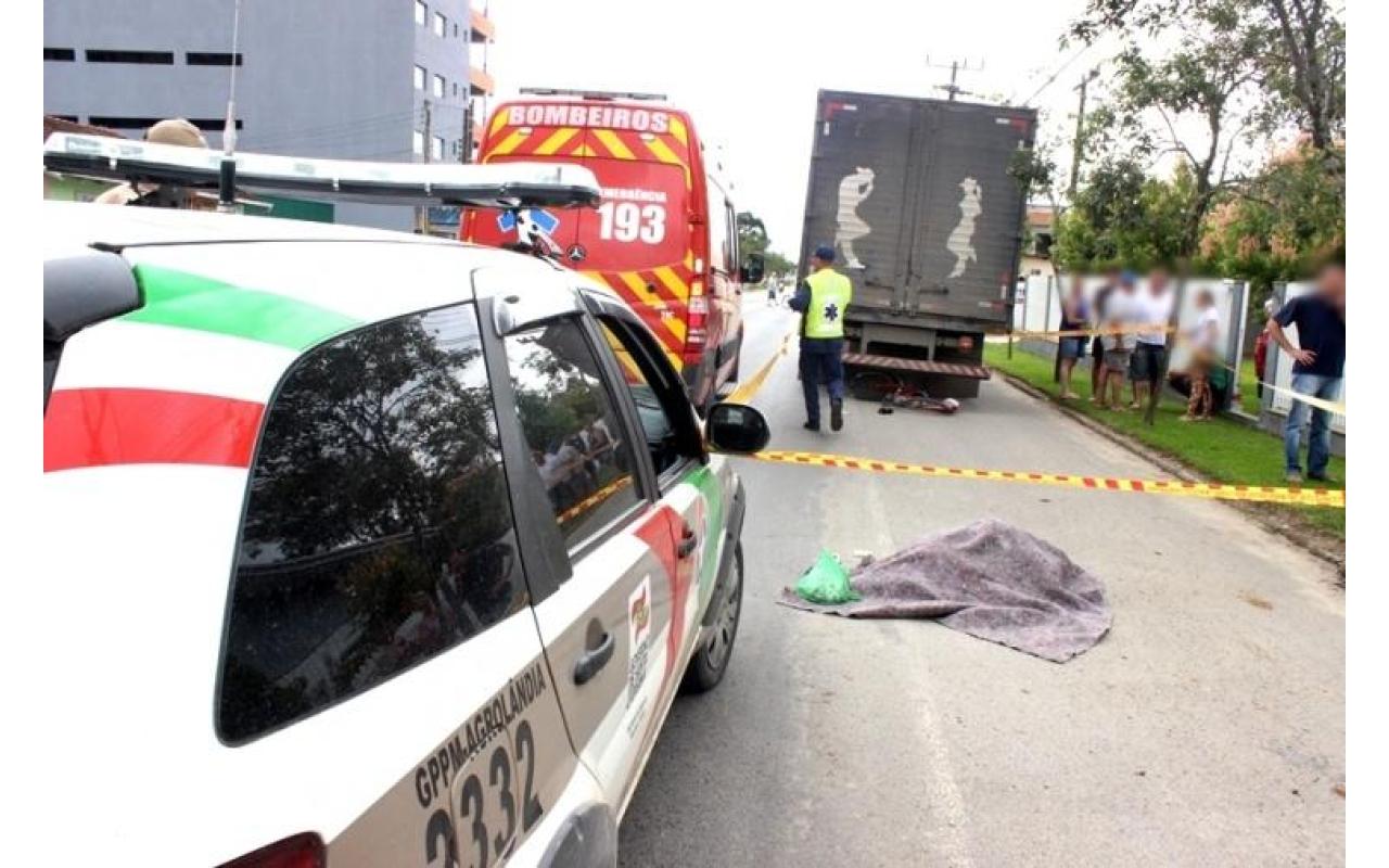 Ciclista morre após ser atropelada por caminhão em Agrolândia 