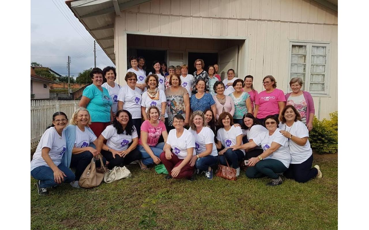 Clube de Mães de Rio Antinhas repassa recursos para Associação de Apoio aos Portadores de Câncer de Ituporanga