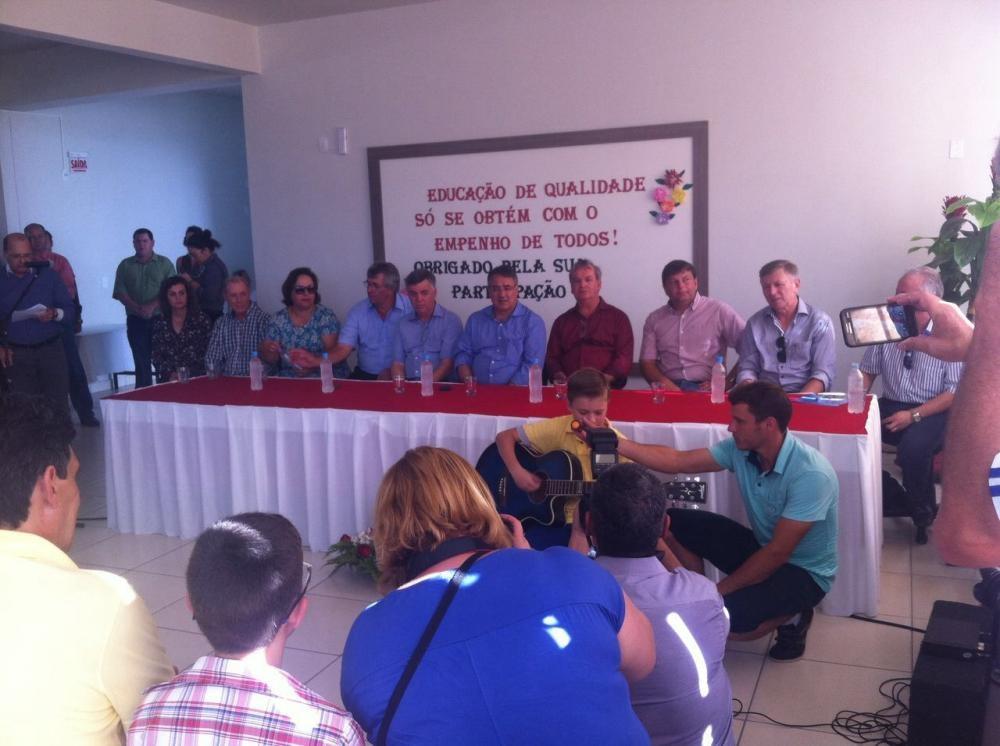 Com a presença do Governador do Estado Escola é inaugurada em Imbuia