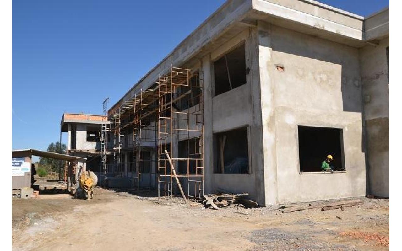 Com metade das obras concluídas administração de Imbuia já busca a viabilidade para adquirir mobília para a nova escola municipal