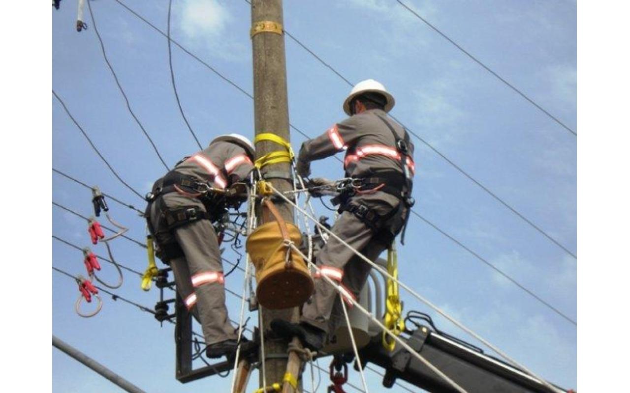 Com o fim da greve empregados da Celesc no Alto Vale trabalham em mutirão para atender serviços pendentes