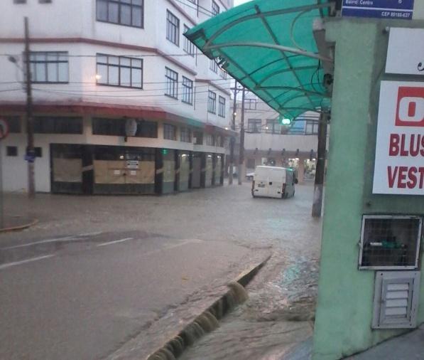Defesa Civil mantém alerta de nível do rio até oito metros em Rio do Sul 