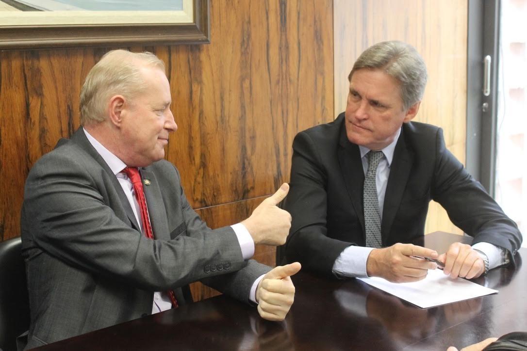 Deputado Aldo Schneider garante recursos em Brasília para construção de usinas de asfalto