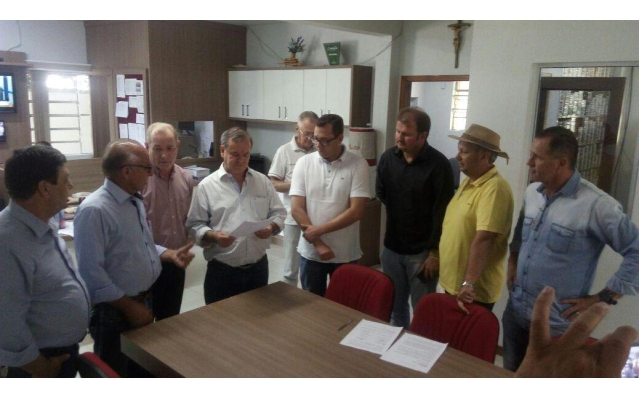 Deputado Peninha recebe documento que solicita construção de ciclovia em Ituporanga