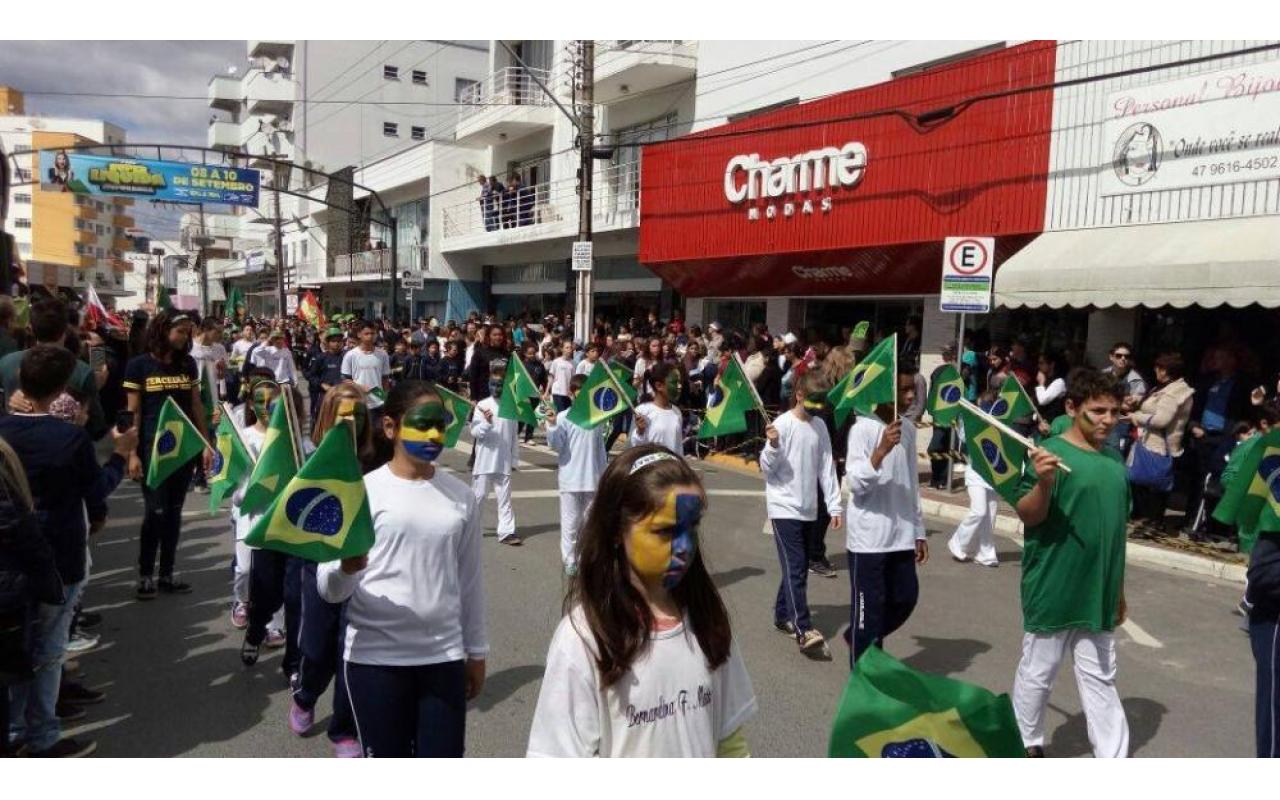 Desfile cívico marca celebração do Dia da Independência do Brasil em Ituporanga