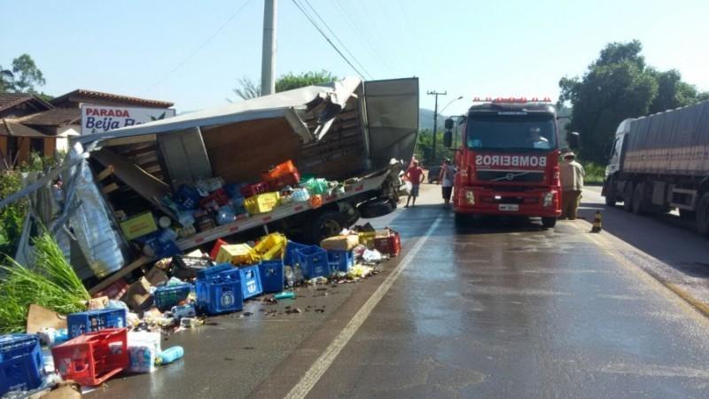 Dois caminhões colidem na BR-470, em Apiúna 