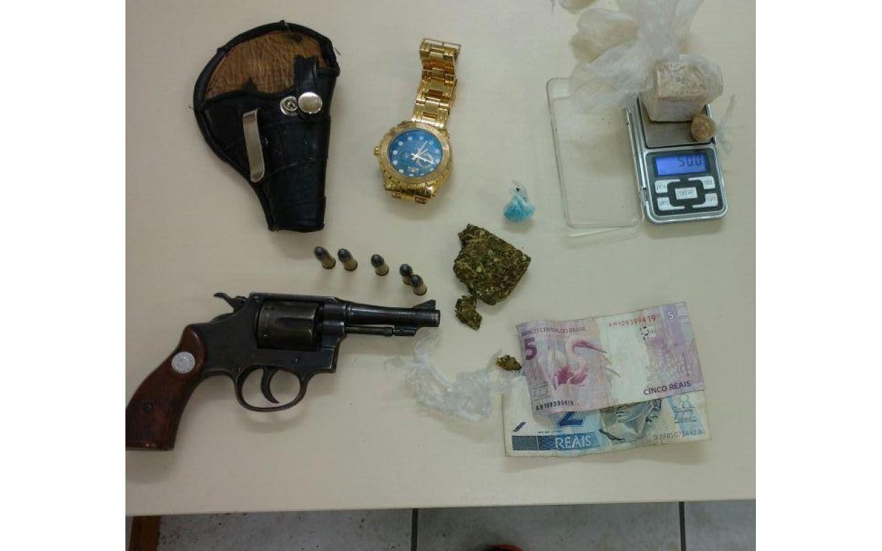 Dois são detidos por tráfico de drogas e porte de arma em Ituporanga 