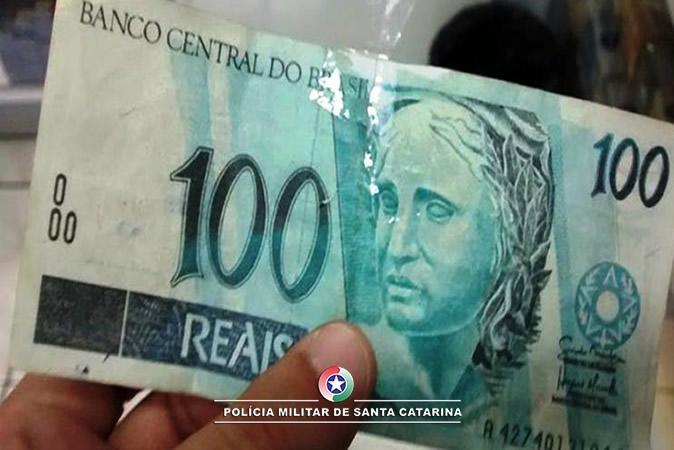 Duas pessoas são presas por repassarem moeda falsa no Alto Vale 