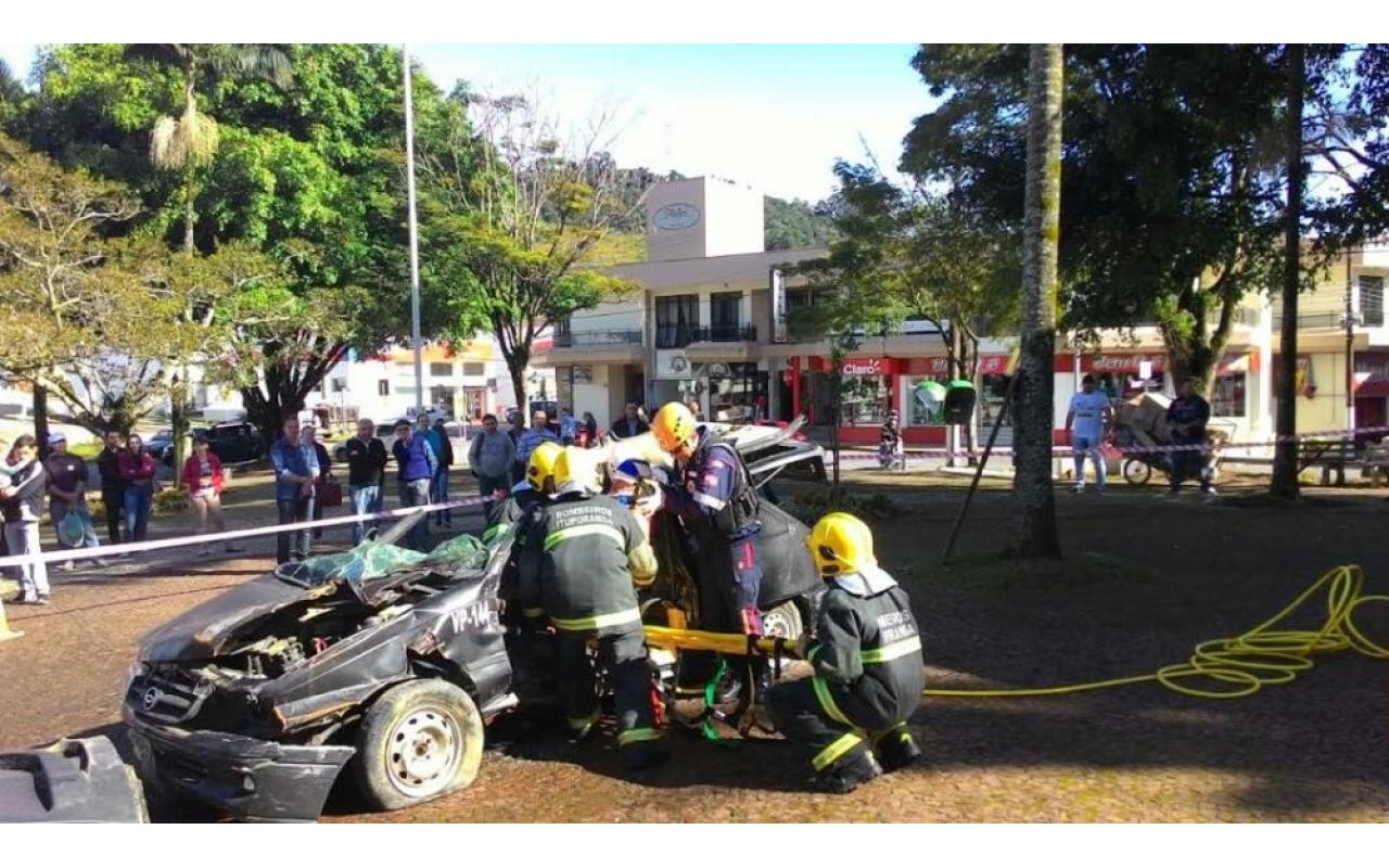 Em comemoração ao Maio Amarelo órgãos de segurança fazem simulação de resgate em Ituporanga