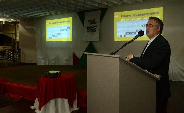 Em Rio do Sul, governador fala dos desafios da economia catarinense e autoriza investimentos para o município