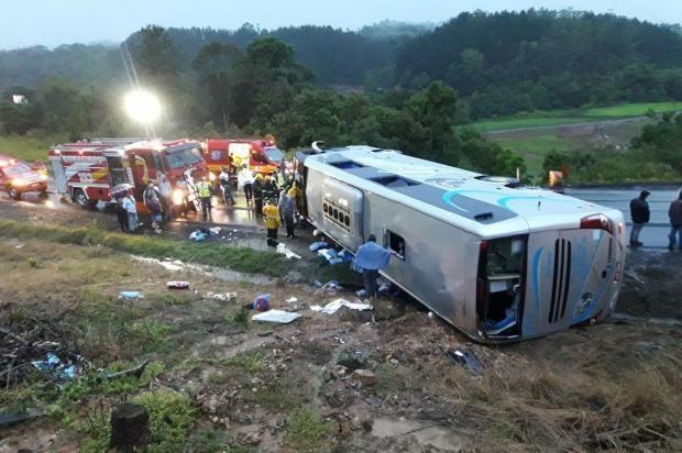Estudante que estava em ônibus que tombou no Alto Vale segue internada