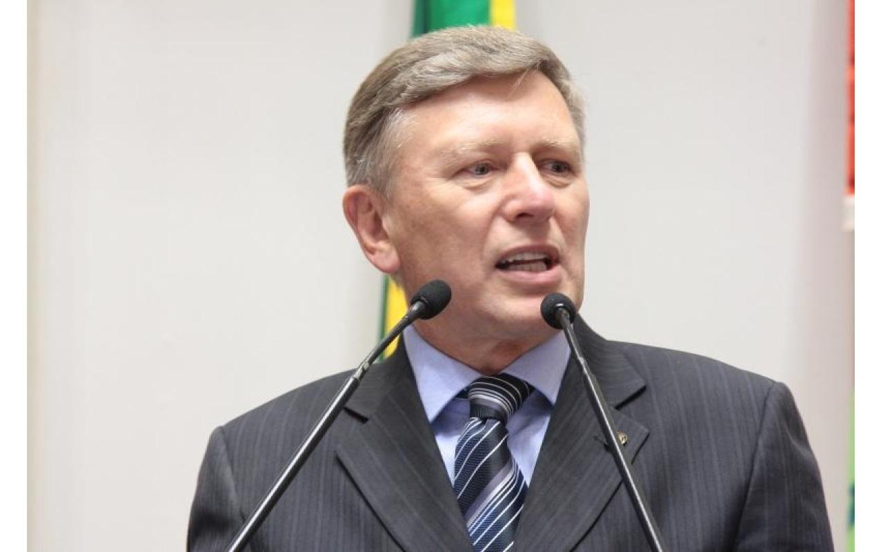 Ex-prefeito de Rio do Sul é investigado por assinar aditivos em 28 contratos no último quadrimestre de seu mandato