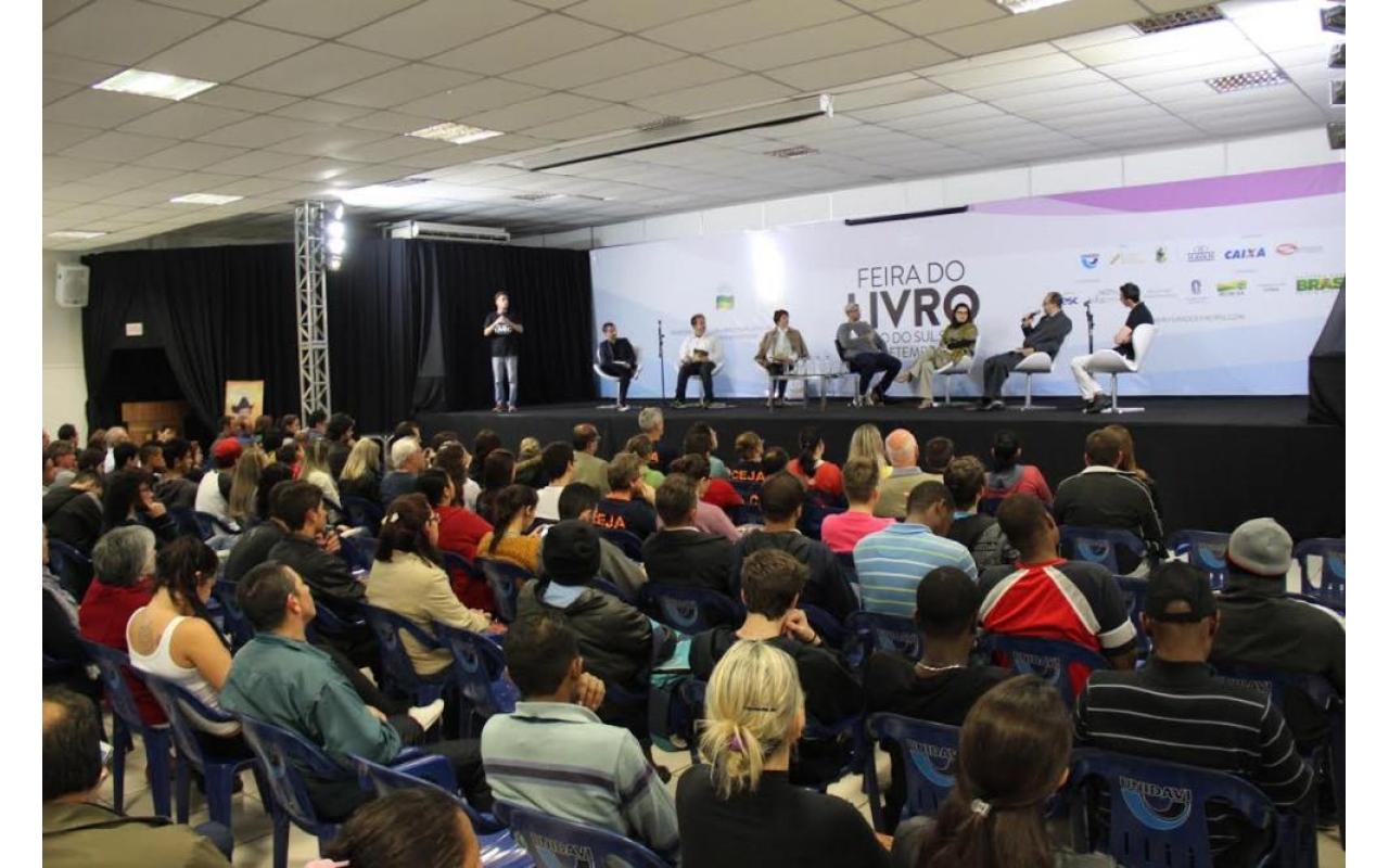 Feira do Livro de Rio do Sul terá mesa literária e lançamentos de autores regionais 