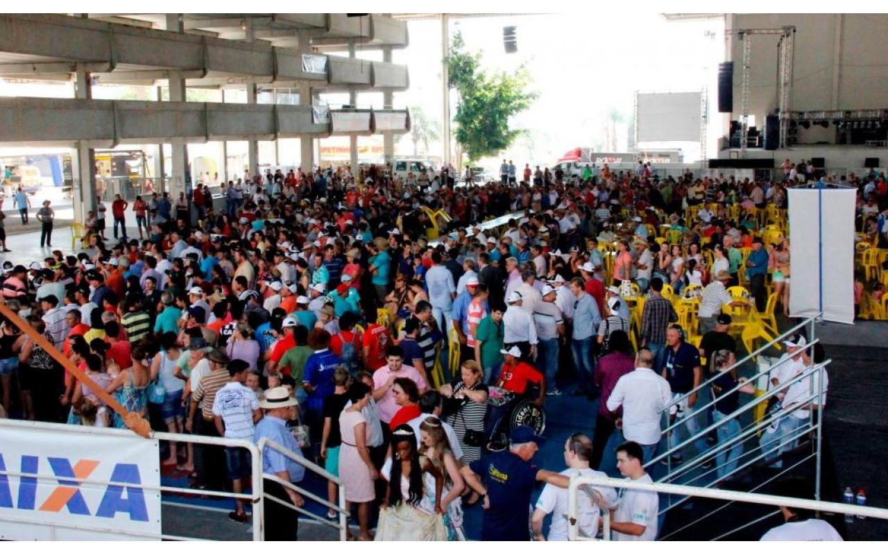 Festa da Cebola inicia com desfile de máquinas agrícolas, almoço gratuito, presença de autoridades e grande público