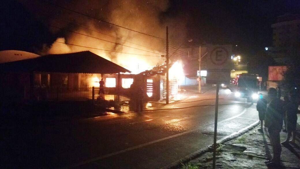 Fogo destrói casa no centro de Ituporanga  