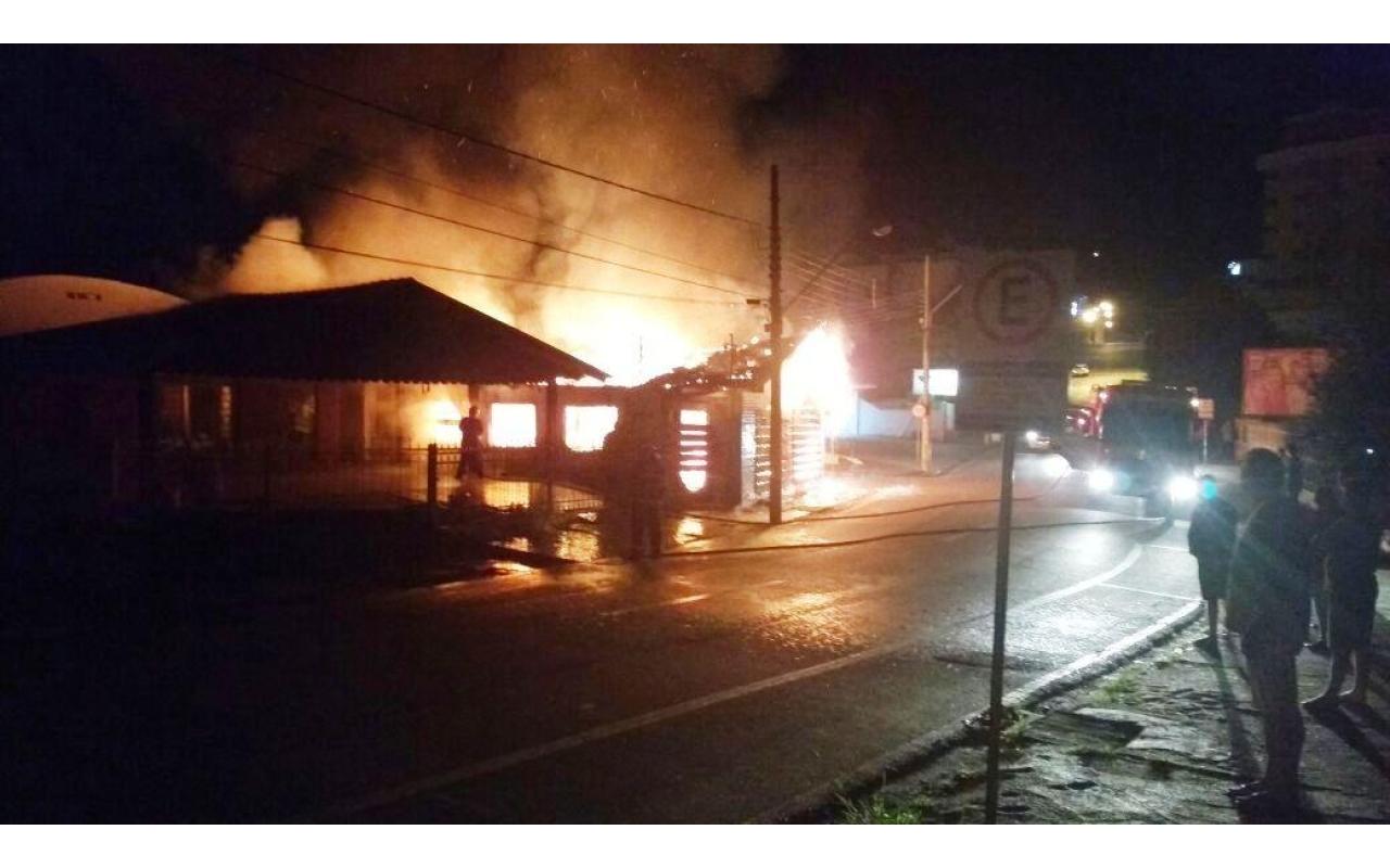 Fogo destrói casa no centro de Ituporanga  