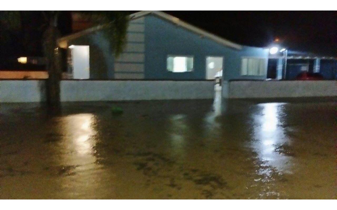 Forte chuva provoca alagamentos e causa prejuízo no centro de Imbuia