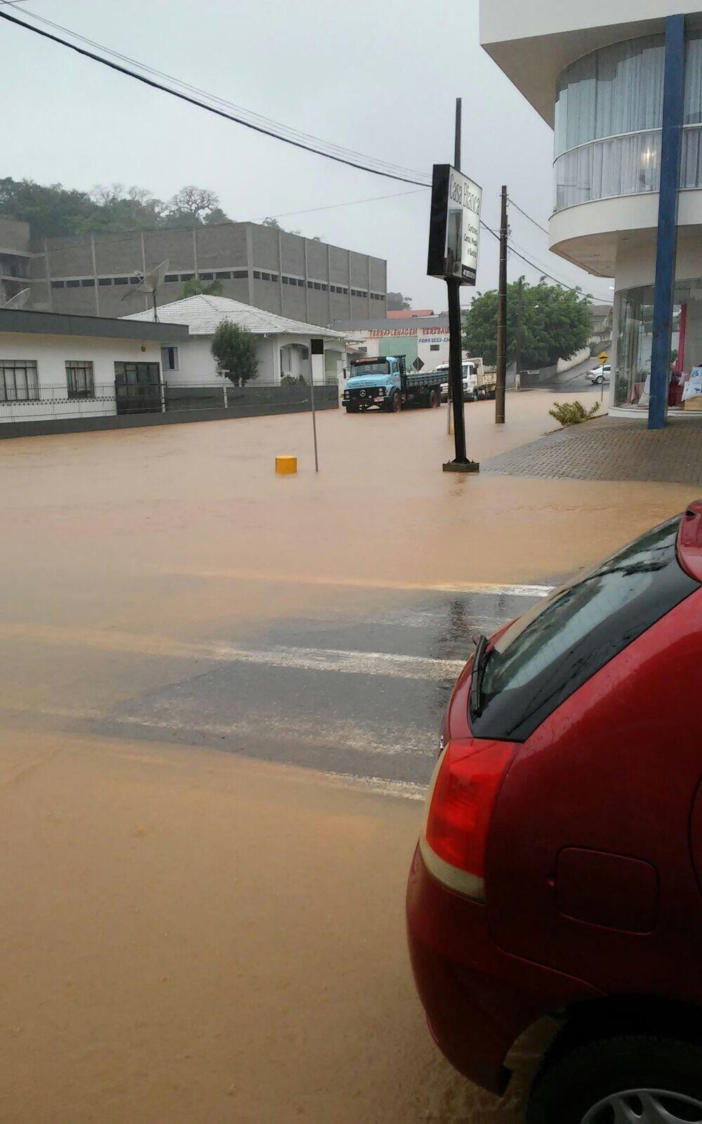Fortes chuvas causam alagamentos e deslizamentos em Ituporanga 