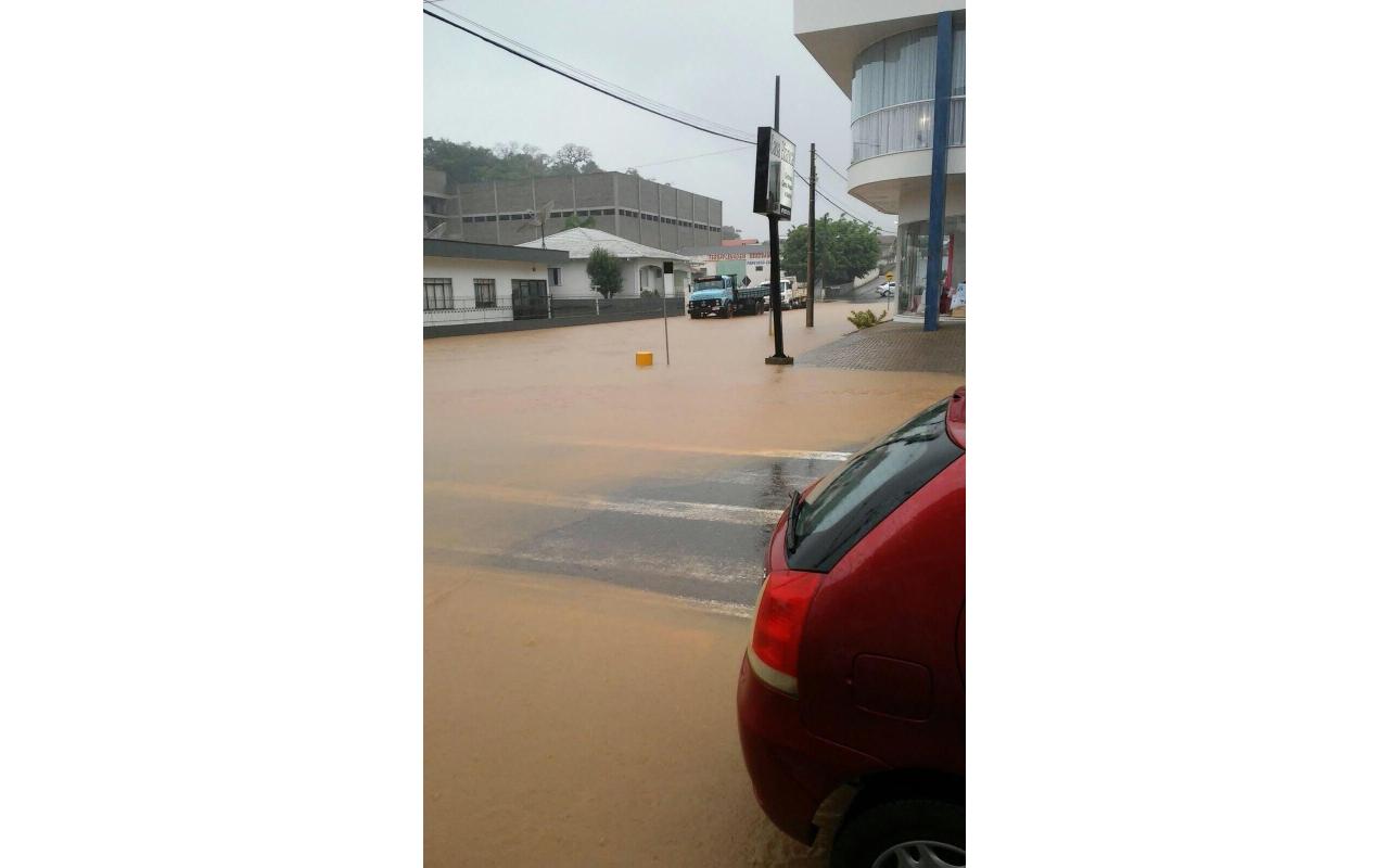 Fortes chuvas causam alagamentos e deslizamentos em Ituporanga 