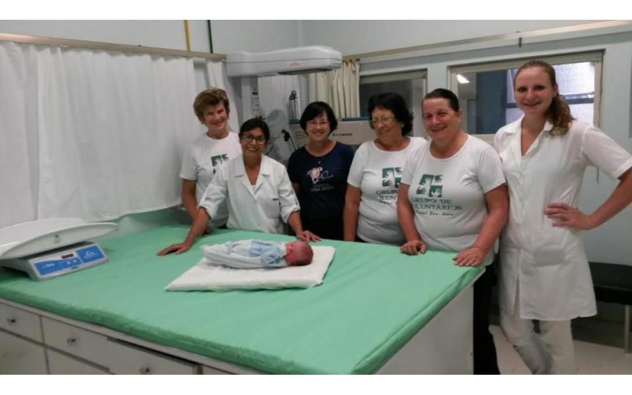 Grupo de Voluntários faz entrega de colchonete para a maternidade do Hospital Bom Jesus 