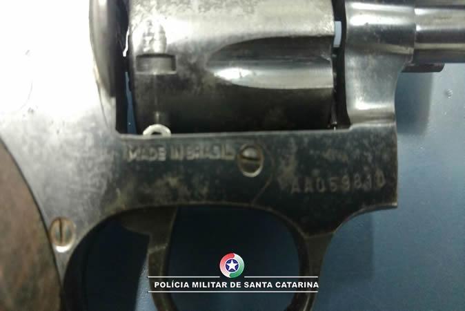 Homem com mandado de prisão ativo é preso com arma de fogo em Ituporanga  