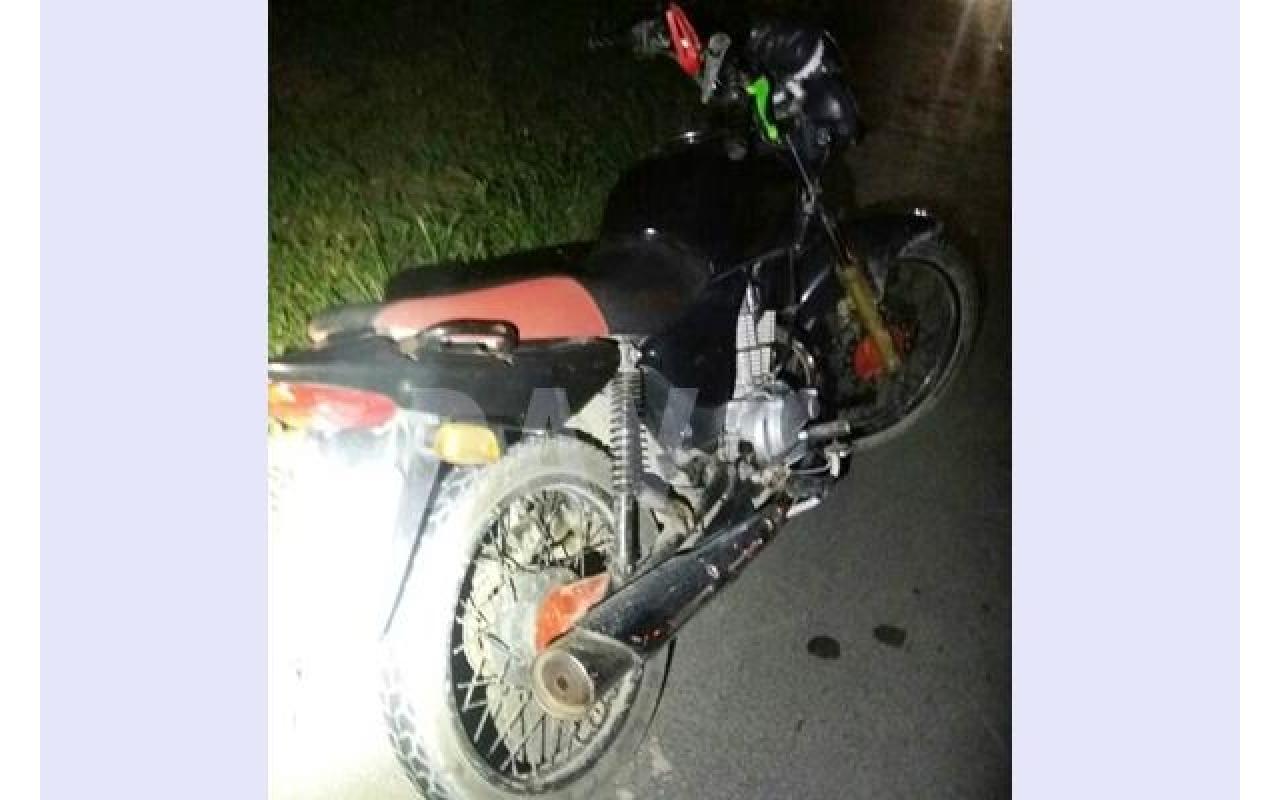 Homem com moto roubada colide na traseira de carro e foge na BR-470 em Rio do Sul