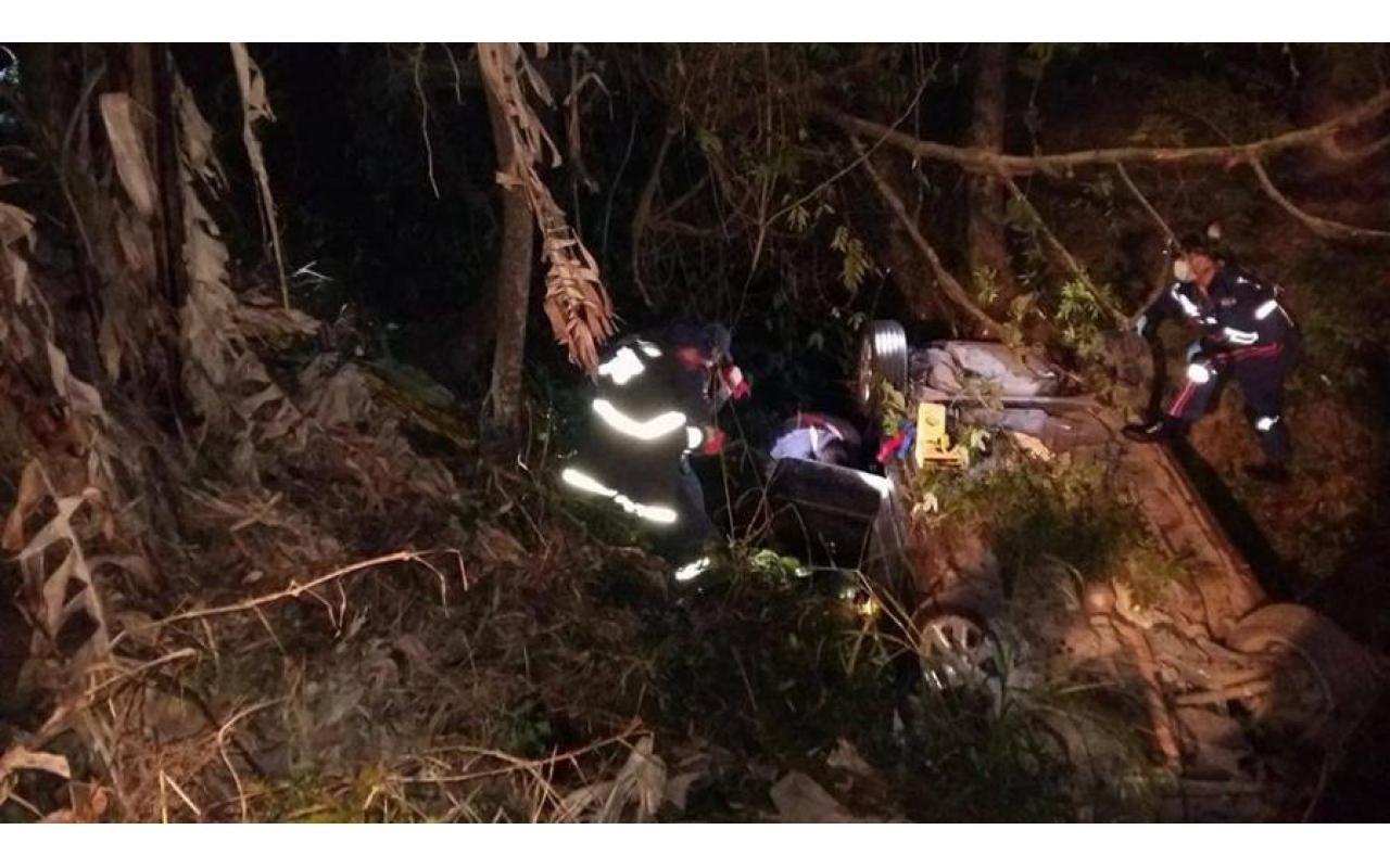 Homem morre após carro capotar e cair em córrego em Rio do Sul 