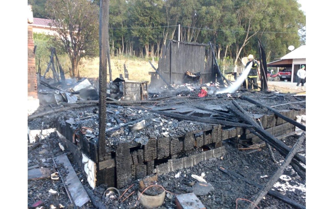 Incêndio destrói casa em Imbuia 