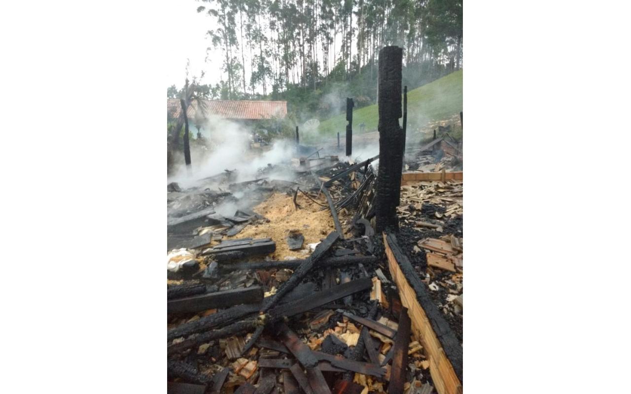 Incêndio destrói galpão no interior de Petrolândia